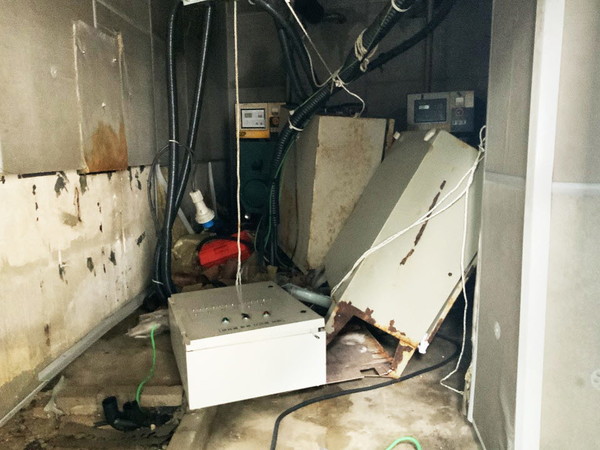 태풍으로 훼손된 발전기실 내부. 