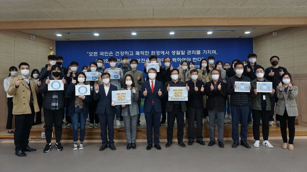 홍정섭 원주지방환경청장은 2일 오전, 코리아세일페스타의 성공적 개최를 응원하기 위해 ‘엄지척 챌린지’ 캠페인에 참여했다.