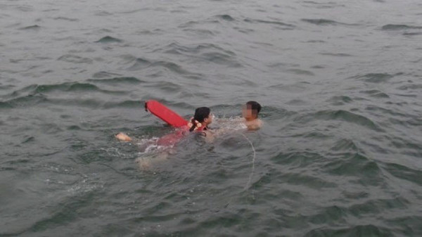 동해지방해양경찰청은 지난 13일 오전 11시경, 사천항 방파제 30미터 앞 해상에서 서핑을 즐기던 40대 김모씨가 바다에 빠진 익수자를 구조했다. 사진은 특정 기사와 아무런 관련이 없다.