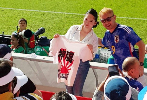 카타르 월드컵에서 욱일기 응원 뿐만 아니라 욱일기 티셔츠 등 다양한 방식으로 응원을 펼친 일본 서포터스(카타르 현지 누리꾼 제보)