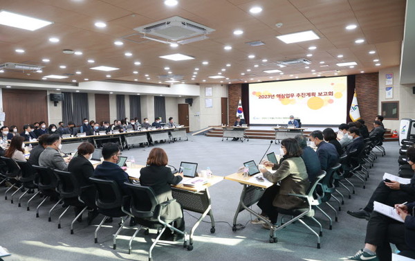 영월군은 지난 9일, 군청 대회의실에서 강원남부 거점도시, 살기좋은 미래영월의 100년을 준비하는 ‘2023년 핵심업무 보고회’를 개최했다.