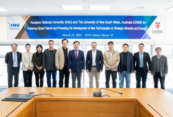 강원대학교 LINC 3.0 사업단은 21일, 강원대학교 미래도서관 대회의실에서 호주 뉴사우스웨일스대학교(University of New South Wales)의 세르칸 세이뎀(Serkan Saydam) 교수 방한단과 '한국-호주 간 기술협력을 위한 교류회'를 개최했다.