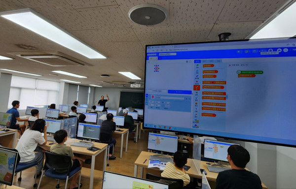 강원대학교 소프트웨어중심대학사업단은 지난 7월 8일부터 22일까지, 춘천캠퍼스 미래관에서 '2023년 학부모와 함께 하는 AI교육'을 진행했다.