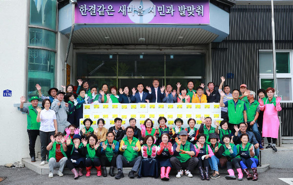 이상호 태백시장이 지난 24일 태백시새마을회관에서 개최한 태백시새마을회 사랑의 추석김치나누기 행사에 참석했다.