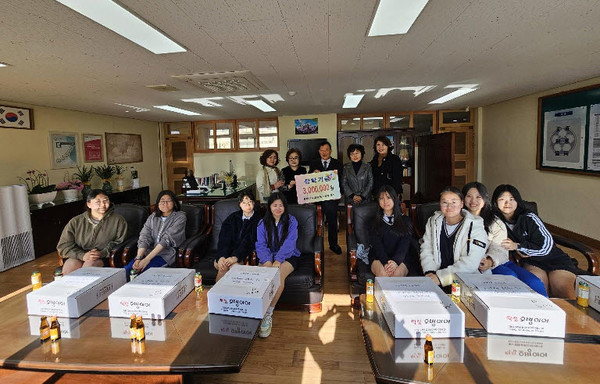 홍천여자고등학교는 7일 오전 10시, 홍천여자고등학교 동문회로부터 수능격려 물품(떡)과 장학금을 지원받았다.