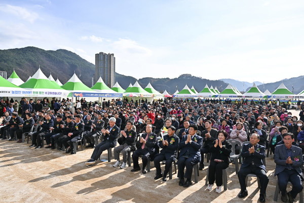 정선군(군수 최승준)이 농업·농촌 발전 및 농업인들의 소통과 화합을 위해 9일 정선공설운동장에서 ‘제29회 정선군 농업인의 날 행사’를 개최했다.