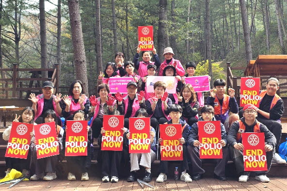 국제로타리 3730지구 홍천 진달래로타리클럽은 최근 홍천 남산공원에서 세계 소아마비 퇴치를 위한 캠페인을 펼쳤다.