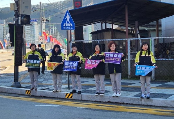 홍천소방서 홍천여성의용소방대는 지난 17일, 화양교 회전교차로에서 11월 불조심 강조의 달을 홍보하기 위해 거리캠페인을 진행했다.