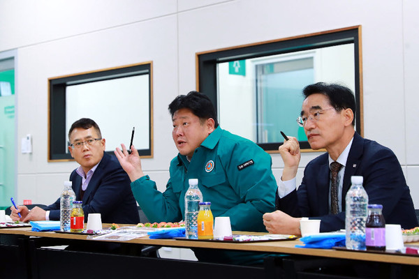 이상호 태백시장은 지난 24일, 김명선 강원특별자치도 행정부지사와 함께 스마트팜 시설을 방문했다.