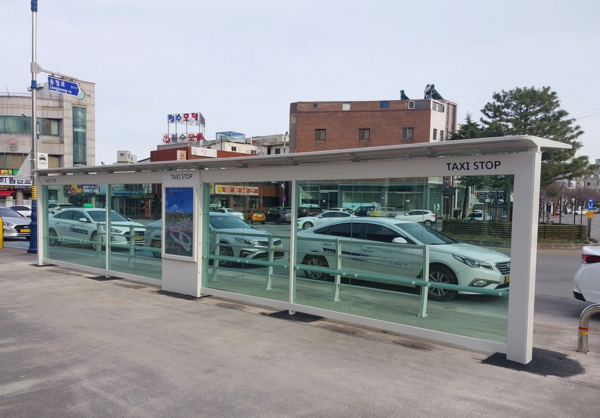 동해시(시장 심규언)가 급증하는 KTX 동해역 이용객의 편의 제공을 위한 택시 승강장 확장공사를 최근 마쳤다.