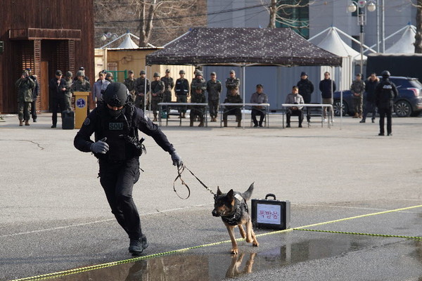 화천경찰서는 4일, 산천어축제를 앞두고 경찰(특공대)·군부대·소방 합동 대테러 훈련을 전개했다. 