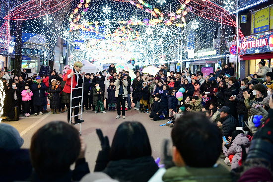 2024 화천산천어축제가 지난 6일 개막했다. 관광객들이 6일 밤 화천읍 시가지에서 열린 선등거리 페스티벌을 즐기고 있다.