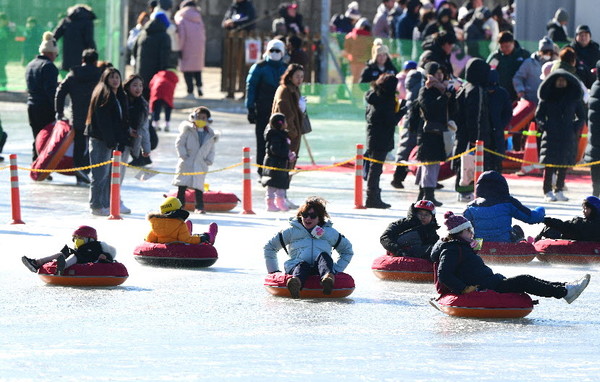 지난 7일, 2024 얼음나라 화천산천어축제를 찾은 관광객들이 얼음낚시를 즐기고 있다.