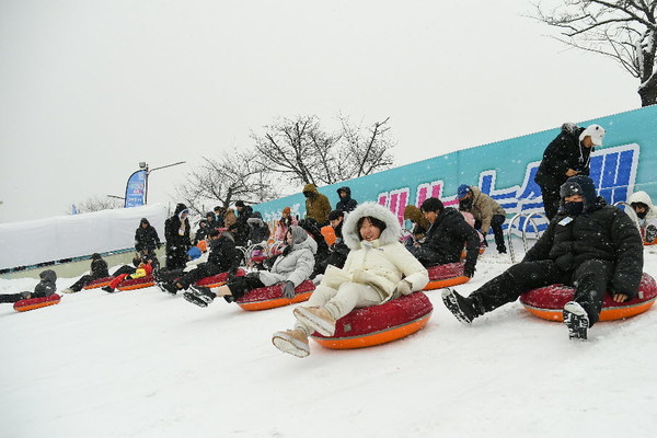 14일 눈이 내린 2024 화천산천어축제장 전경.