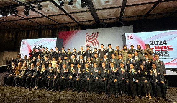 화천군이 24일 서울 더플라자 호텔에서 열린 ‘2024 K-Brand Awards’시상식에서 축제관광 도시 부문을 수상했다.