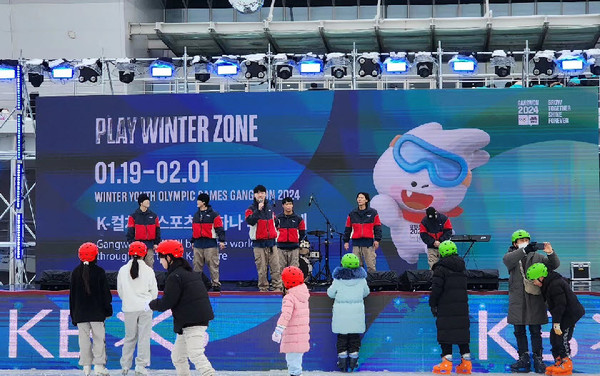 강릉올림픽파크 하키센터 앞 특설무대에서 청춘마이크 예술가들의 공연이 펼쳐지고 있다. (사진=지역문화진흥원 제공)