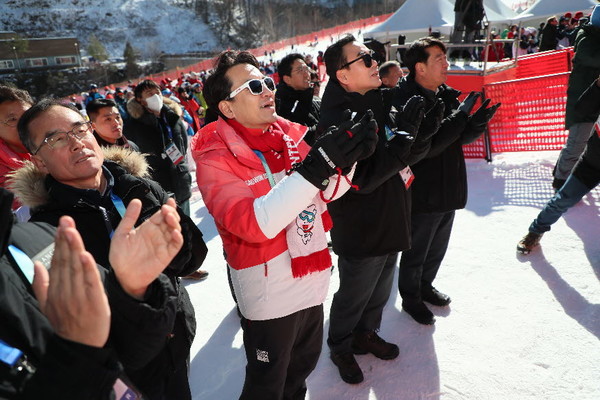 김진태 도지사가 26일, 2024 강원 동계청소년올림픽 대회 알파인스키와 프리스타일 스키 경기가 진행 중인 정선 하이원리조트에서 경기장을 점검하고 종사자를 격려했다.