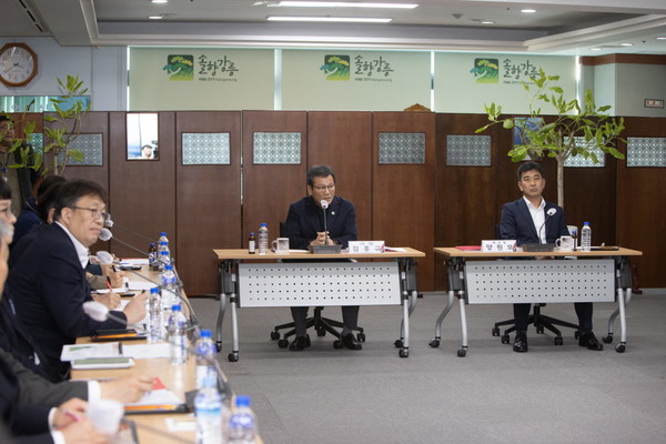 강릉시는 31일 오후 시청 8층 상황실에서 「옥계항 개발 기본계획 용역」 중간보고회를 개최했다.