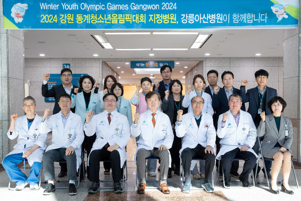 유창식(가운데) 강릉아산병원장은 불철주야 최선을 다해준 병원 의료진들께 감사하다고 말했다.
