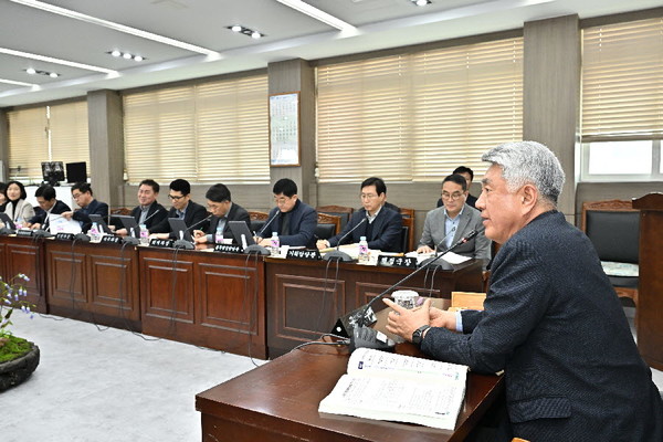 정선군은 14일, 군청 소회의실에서 최승준 정선군수 주재로 각 부서장 및 관계 공무원이 참석한 가운데 ‘2025년 국·도비 확보 추진계획 보고회’를 개최했다.