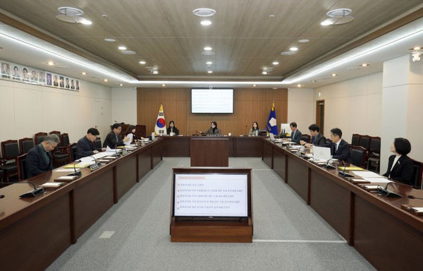 제331회 춘천시의회 제1차 의회운영위원회의 모습.