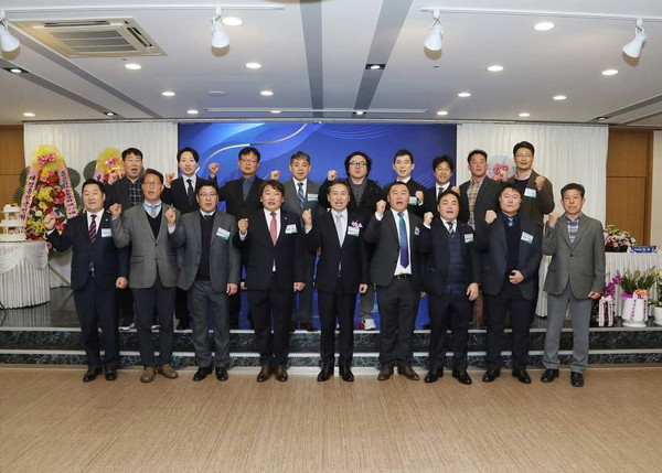 홍천고등학교 동문회 제22대, 제23대 동문회장 이·취임식이 지난 17일 홍천 K컨벤션웨딩홀에서 성대하게 개최했다.