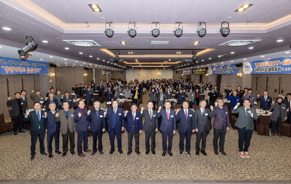 강원대학교 총동창회는 지난 22일, 춘천 스카이컨벤션웨딩홀에서 '2024년 정기총회 및 신년교례회'를 개최했다.