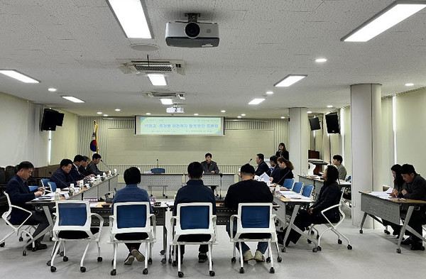 홍천교육지원청은 지난 27일, 교육지원청 대회의실에서 학교이전 적지 활용 방안 관련 협의를 위한 토론회를 개최했다.