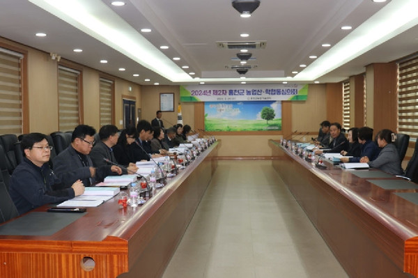 홍천군농업기술센터는 28일, 홍천 농업의 경쟁력 강화와 영농현장 수요에 부응하는 농촌진흥사업 추진을 위해 농업 산학협동심의회를 개최했다.