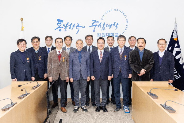 강원대학교는 지난 29일 오전 11시, 춘천캠퍼스 대학본부 교무회의실에서 '2024년 퇴직교원 정부포상 전수식'을 개최했다.