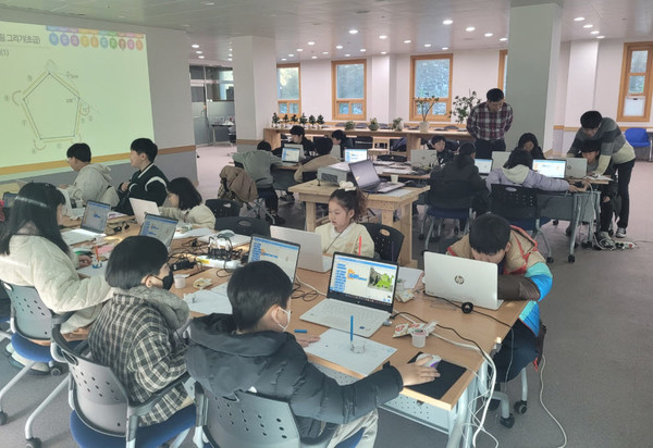 상지대학교(총장직무대행 유만희)는 교육부와 전국 17개 시도 교육청, 한국과학창의재단이 추진하는 ‘2024년도 『디지털 새싹』 사업 주관기관’으로 선정됐다.