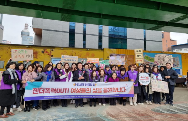 춘천여성가족인권상담센터는 7일 오전 10시, 풍물시장 역사홍보관에서 세계 여성의 날 기념 캠페인을 개최했다.