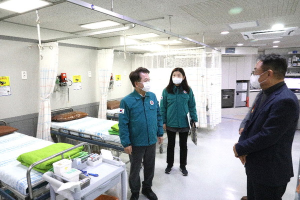 육동한 춘천시장은 지난 2월 24일 의료계 집단행동에 따른 비상 진료 대책의 하나로 24시간 운영에 들어간 인성병원 응급실을 찾아 의료진을 격려했다.