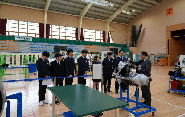 강원특별자치도교육청은 11일 오후 3시, 한국항공고등학교가 ‘국토교통부 항공기술교육원 인가(지정번호: 2024-ATO-01)’받은 것을 기념하는 현판식을 개최했다.