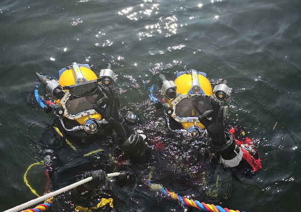 13일, 동해 신항 방파제에서 해군 1함대 6구조작전중대 심해잠수사(SSU•Sea Salvage&rescue Unit)들과 동해해양특수구조대원들이 수중 무인탐색장비(ROV) 사용숙달을 위한 훈련을 진행하고있다.