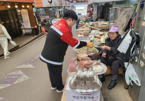 영월국유림관리소는 지난 22일, 영월읍 영흥리 중앙시장에서 ‘찾아가는 규제혁신 현장지원센터’를 운영했다.