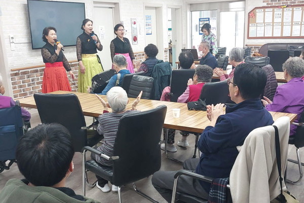 (사)한국국악협회 홍천군지부(지부장 한종원)는 지난 22일 홍천의 한 복지센터에서 회원들의 재능기부를 통한 노래봉사를 진행했다.