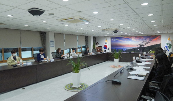 태백시는 지난 25일, 태백시청 소회의실에서 보육 정책위원 8명이 참석한 가운데 2024년 제1차 태백시 보육정책위원회를 개최했다.