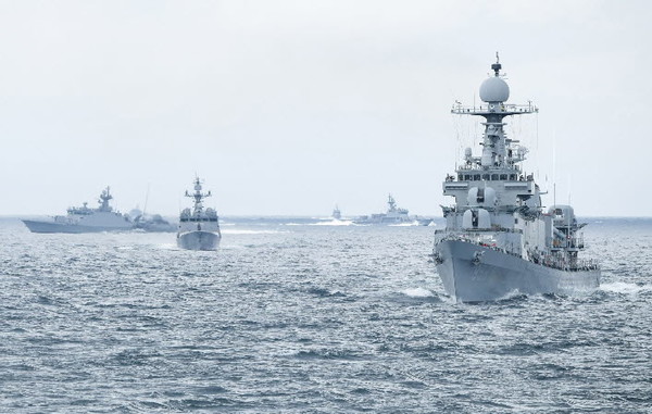 해군 1함대사령부는 지난 25일부터 27일까지 사흘간, 동해상에서 실사격 훈련을 포함한 해상기동훈련을 실시했다.