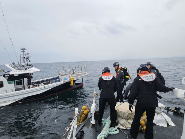 동해해양경찰서는 28일 동해 묵호항 인근 해역에서 짙은 농무로 인해 어선 간 충돌상황을 가정한 「2024년 1분기 수난대비 기본훈련」을 실시했다.